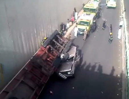 سقوط شاحنة على سيارتين في طريق الموتمرات بالطائف