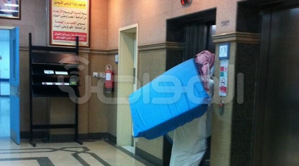لص يسرق سريراً من مستشفى الدواسر في وجود حراس الأمن!