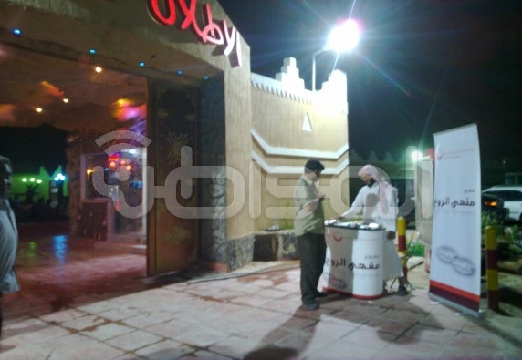 بالصور.. متطوعون أمام مقاهي العاصمة لتوعية متعاطي الشيشة