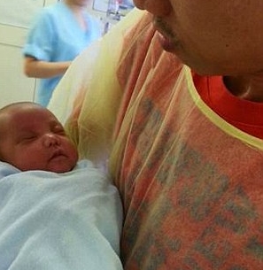 احتجاز مستشفى سعودي لرضيع فلبيني يثير انتقاد الصحف العالمية
