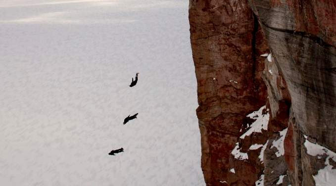 بالصور.. لحظة سقوط ثلاثة مغامرين من قمة جبل جليدي