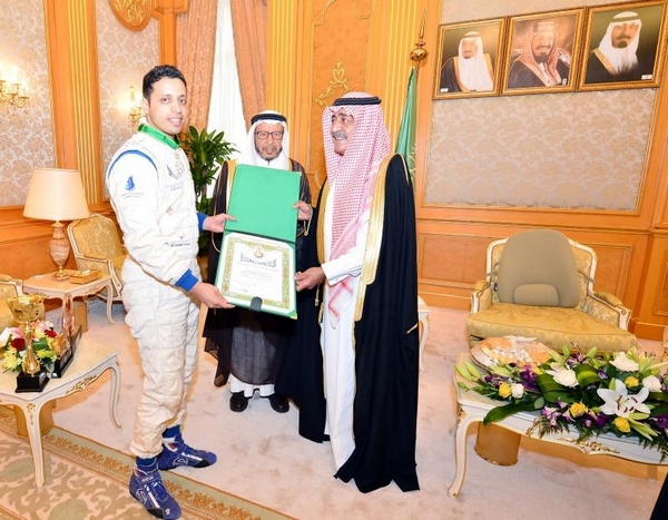 النائب الثاني يقلد بطل رالي الدراجات النارية وسامَ الملك عبدالعزيز