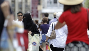 حظر ارتداء النقاب في سويسرا بعد استفتاء الشعب