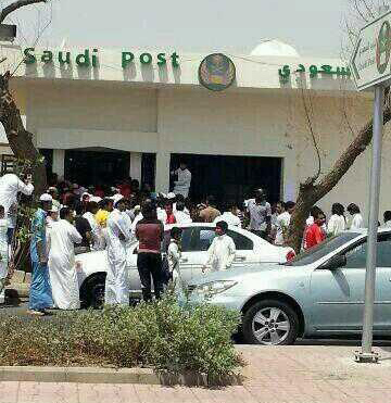 “جوهرة جدة” تتسبب في ازدحام كثيف أمام مكاتب البريد السعودي