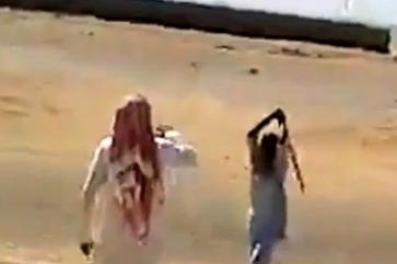 بالفيديو.. خادمة إثيوبية تقاوم الشرطة بعصاً أثناء القبض عليها