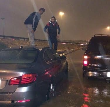 بالصورة.. غرق سيارة لاعب نادي النصر عبدالرحيم جيزاوي