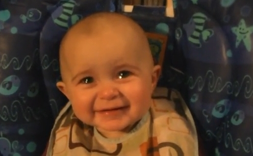 بالفيديو.. ابنة عشر شهور تبكي لغناء أمها