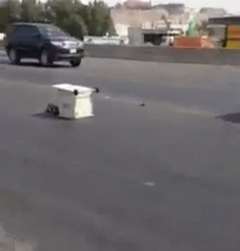 بالفيديو.. تحطم صندوقي نظام “ساهر” بأحد شوارع مكة