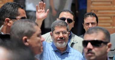 إيداع مرسي و14 من قيادات الإخوان قفصَ الاتهام بقاعة محاكمته