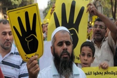 تزايد أعداد الإخوان أمام قاعة محاكمة مرسي