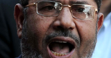 مرسي يرفض ارتداء ملابس السجن لعدم اعترافه بالمحاكمة .