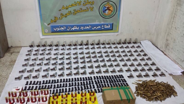 “حدود عسير” يحبط تهريب 138 مسدساً ورشاش كلاشنكوف