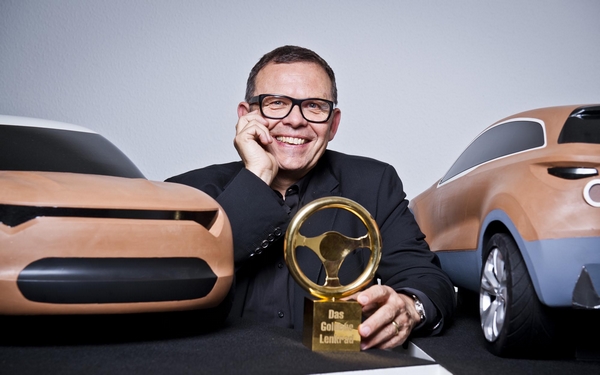 مصمم سيارات “كيا وهيونداي” يحصل على جائزة المقود الذهبي