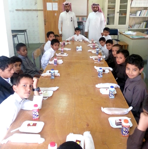 معلم يكافئ طلابه بوجبة إفطار متكاملة بمدرسة بخميس مشيط