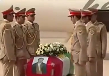 بالفيديو.. جنود يتعرضون لموقف طريف بجنازة عسكرية