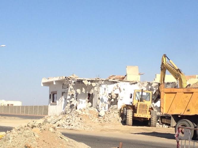 بلدية تربة تبدأ في إزالة منزل أغلق شارع الملك خالد