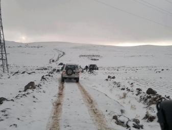 “الثلوج” تقطع الكهرباء وخطوط الهاتف جنوب الأردن