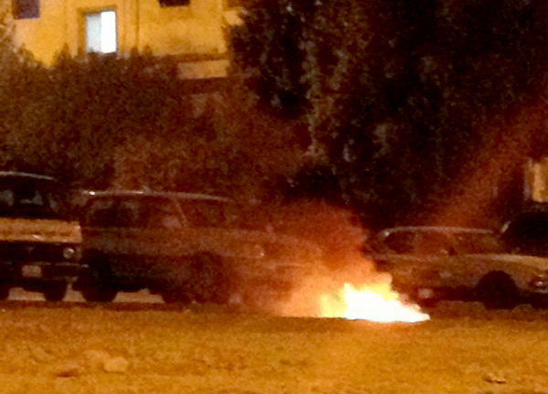 مراهقون يحرقون أخشاباً أمام شرطة “شرقيّة” الطّائف