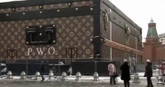 بالفيديو.. الكرملين يزيل حقيبة سفر عملاقة من الساحة الحمراء بموسكو