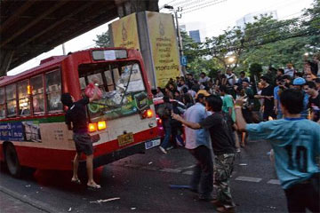 متظاهرون يسيطرون على التلفزيون التايلاندي ومقتل 5 بأعمال العنف