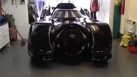 بالفيديو.. يحول سيارته “الجاكور” إلى سيارة “باتمان”