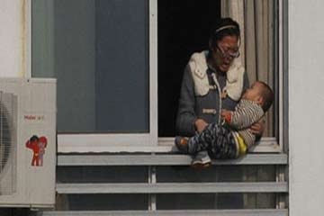 أمّ صينية تهدد بالانتحار وطفلها من الطابق الـ12 لعدم وجود عمل