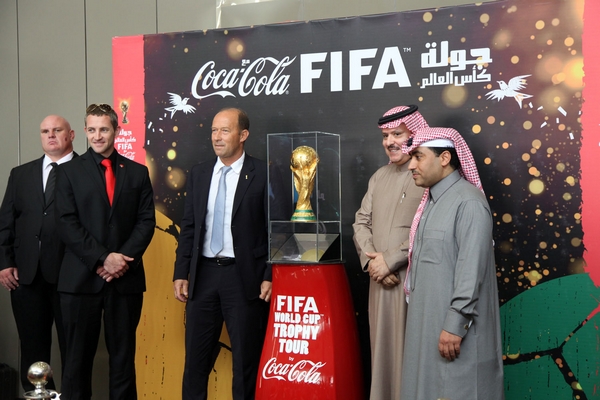 بالصور.. وصول كأس العالم للعاصمة الرياض