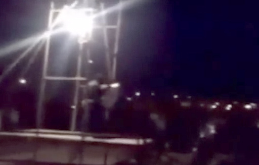 فيديو.. محكوم بالإعدام في إيران يضرب جلاديه
