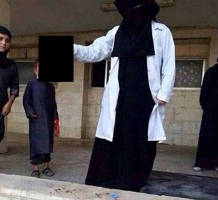 بالصورة .. طبيبة داعشية تنشر صورتها وهي تحمل رأس قتيل