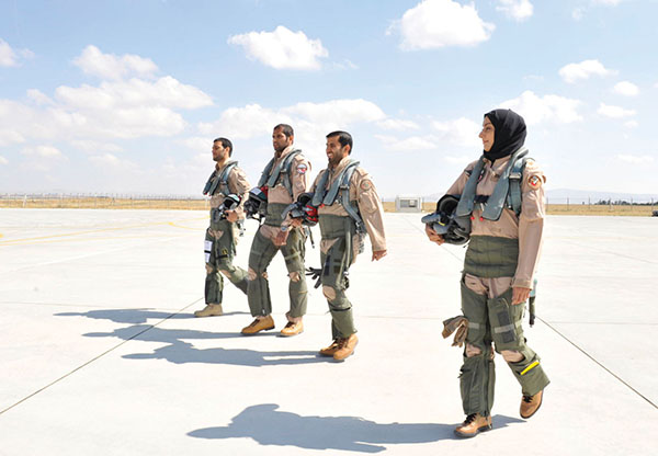 اهتمام واسع بصور الطيارين العرب في حملة التحالف لضرب “داعش”