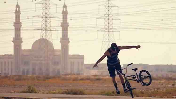 بطل العالم بركوب الدراجات يستعرض مواهبه في دبي