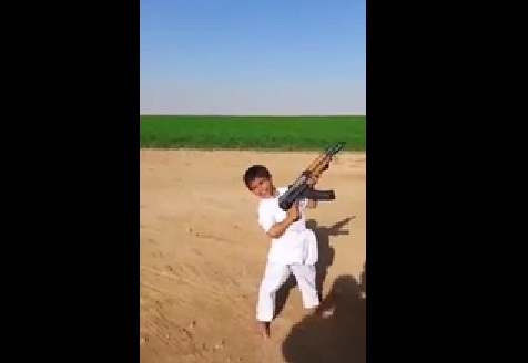طفل يطلق النار من رشاش