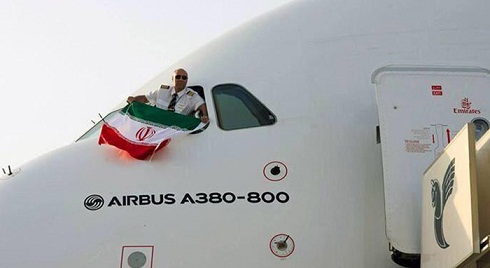 إيقاف طيار بـ”طيران الإمارات” لرفعه علم إيران بمطار الخميني