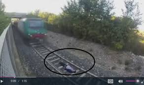 #تيوب_المواطن : قطار سريع يمر فوق مراهق إيطالي