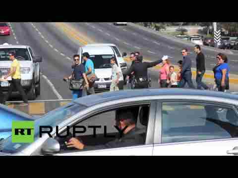#تيوب_المواطن  : شرطي مكسيكي يرقص أثناء تنظيمه لحركة المرور