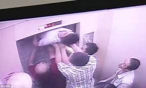 #تيوب_المواطن  :إنقاذ رجل من المصعد كاد أن ينقسم جسده لنصفين