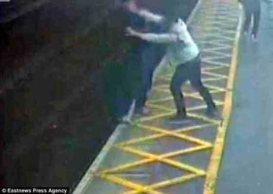 #تيوب_المواطن  : شابان يدفعان رجلًا ضريرًا وأصم أمام قطار