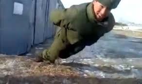 #تيوب_المواطن :جندي روسي يمارس تمرين الضغط دون استخدام يديه