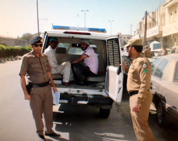 بالصور..  شرطة الباحة تضبط “208” مخالف لنظام الاقامة