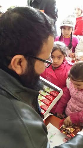 رجل أعمال سعوديّ يقدّم مساعدات لأسر سوريّة بتركيا
