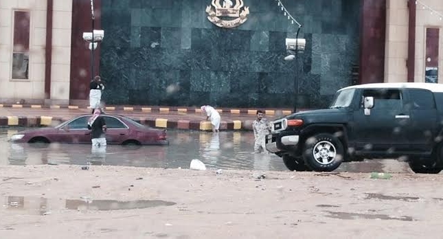شرق الرياض يغرق بسبب غزارة الأمطار
