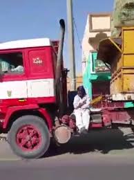 #تيوب_المواطن :باكستاني يجلس في وضعية خطرة على شاحنة أعلاف مُسرعة