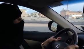#تيوب_المواطن : سعودي يُصوِّر زوجته وهي تقود السيارة