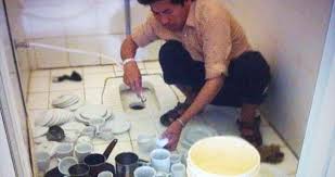 #تيوب_المواطن :عامل يغسل أكواب القهوة داخل دورة مياه مركز رياضي