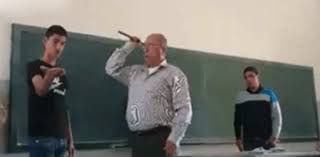 #تيوب_المواطن :معلم فلسطيني يضرب طلابه بعنف