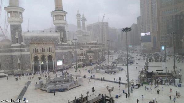 شاهد.. المسجد الحرام والكعبة يغتسلان بالأمطار
