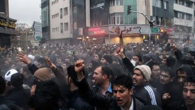 المظاهرات المعارضة تجتاح شوارع إيران