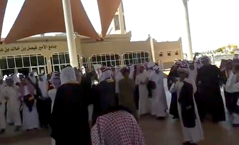 بالفيديو.. طلاب جامعة الملك خالد يحتفلون بتخرجهم  بـ”القزوعي”