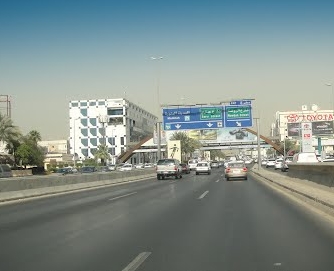 اشتعال سيارة بشكل مفاجئ يربك طريق المدينة بجدة