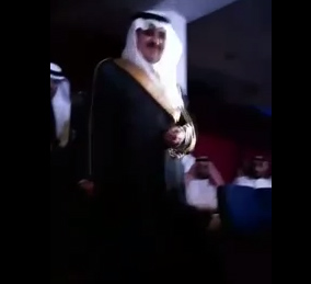 بالفيديو.. أمير تبوك يخطف جوال طالب لالتقاط صورة تذكارية